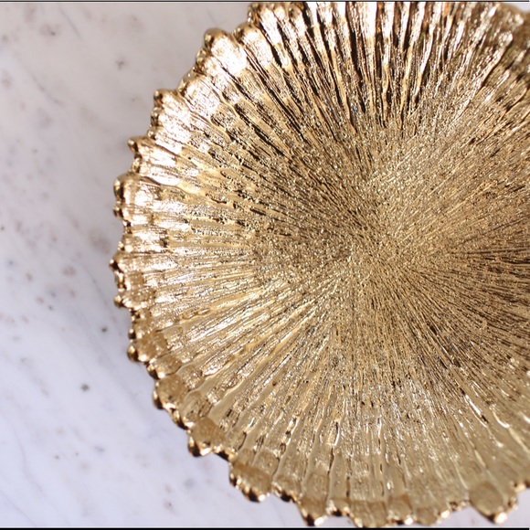 Textured gold dish - Picture 2 of 7